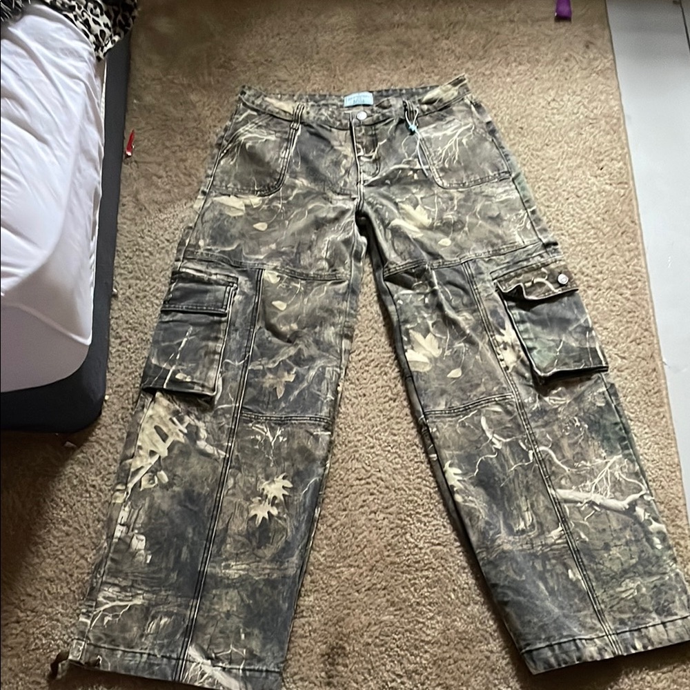 REVICE Camouflage Patterned Pants